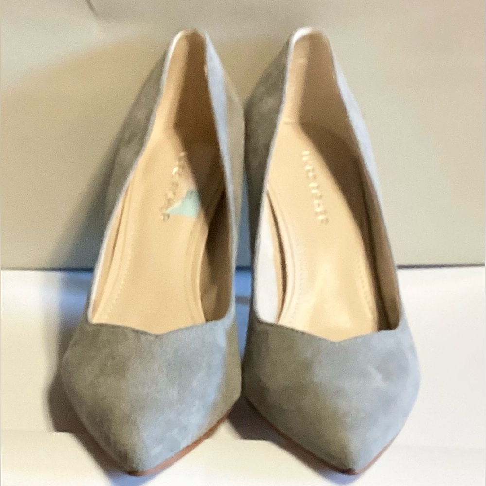 Marc Fisher Woman’s Grey Suede Pumps Size 7.5 New